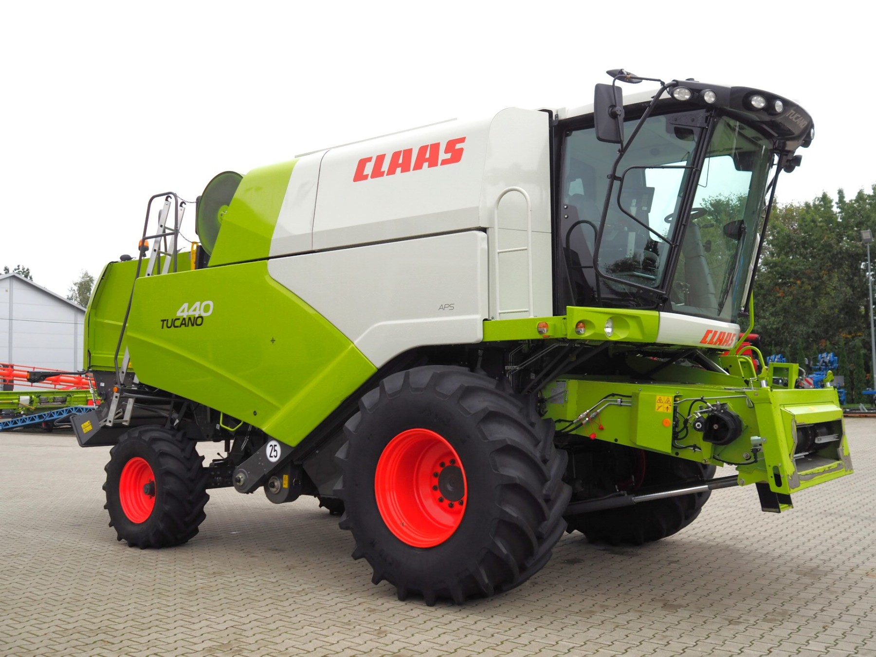 CLAAS Tucano 440 + V680