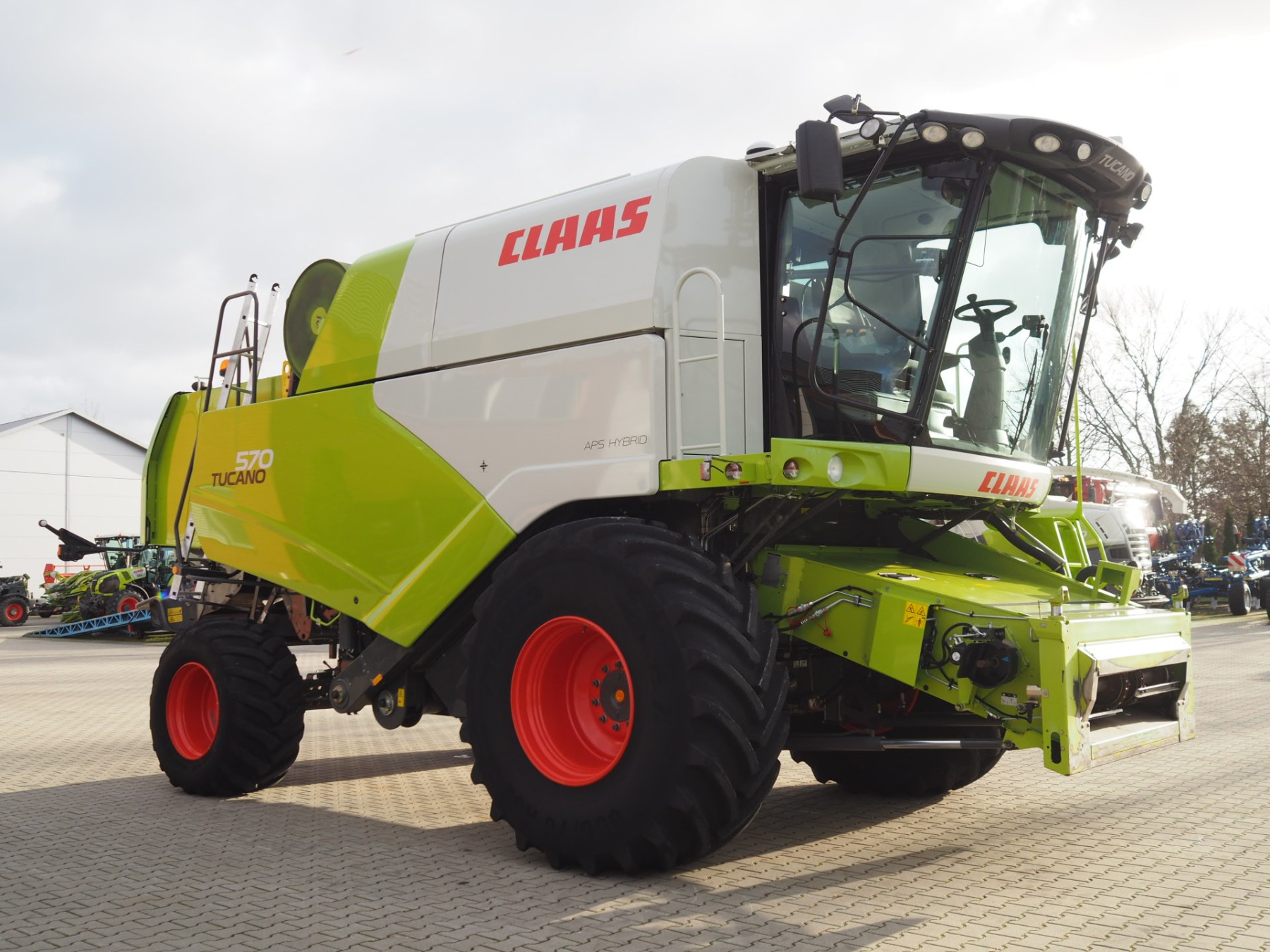 CLAAS Tucano 570 + V770